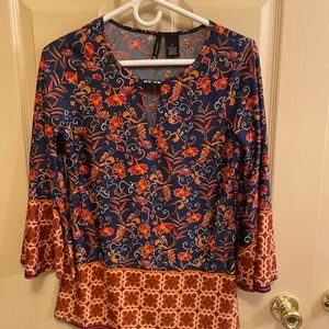 New Directions Floral Women's Top with flowy, quarter-length sleeve,Size‎ small.